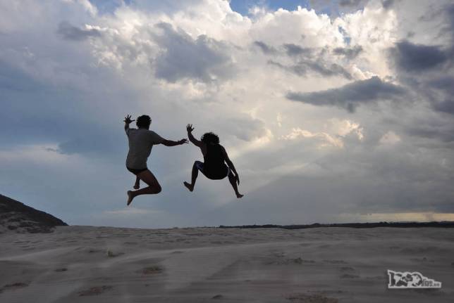 Fim de tarde, o Rodrigo e o João se divertem saltando nas dunas da Praia da Galheta, no Farol de Santa Marta, litoral sul de Santa Catarina